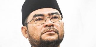 Mujahid: PN not Focused on Covid-19, but Defending “Sheraton Move” in Parliament