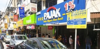 First Day CMCO Sees Long Queues at Pawn Shops for Much-Needed Cash