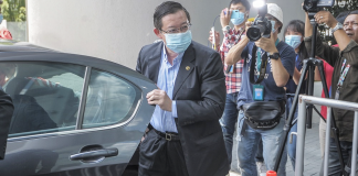 Guan Eng Three Hours Late for MACC Questioning Due to Flat Tyre
