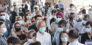 Political Leaders Converge on Court Complex to Support Guan Eng