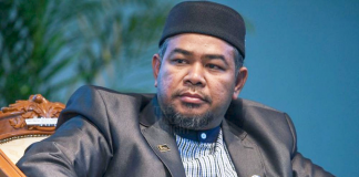 Cops Record Khairuddin’s Statement at Parliament Building