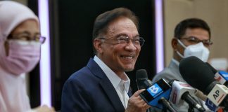 Malaysian King Has 3 Options After Anwar’s Power Play