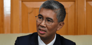 Tengku Zafrul Says No Conflict of Interest as “Not Related” to Muhyiddin