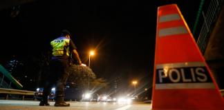 Man Causes 3-Vehicle Crash After Driving Against Traffic to Avoid Roadblock