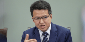 Budget Too Timid to Tackle Covid-19, Says Chin Tong After Rating Downgrade