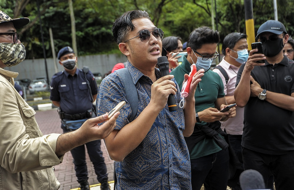 Tajuddin S Son Walks In On Muda Presser To Defend Dad The True Net