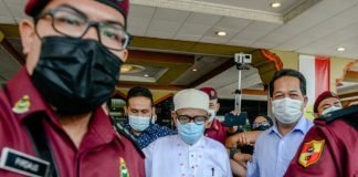 Hadi makes dash for exit after Zahid’s speech questioning PAS loyalties