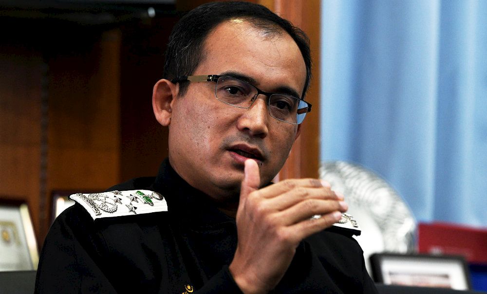 System Disruptions Caused Congestion At Malaysian Immigration Office In