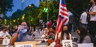 Mukhriz, 7 others investigated over youth protest outside Parliament