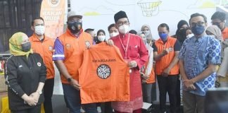 Faizal under fire for standing on ceremony