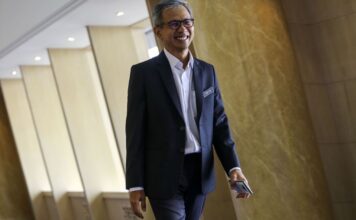 Tony Pua quizzed as police reports over his response to a royal decree surge